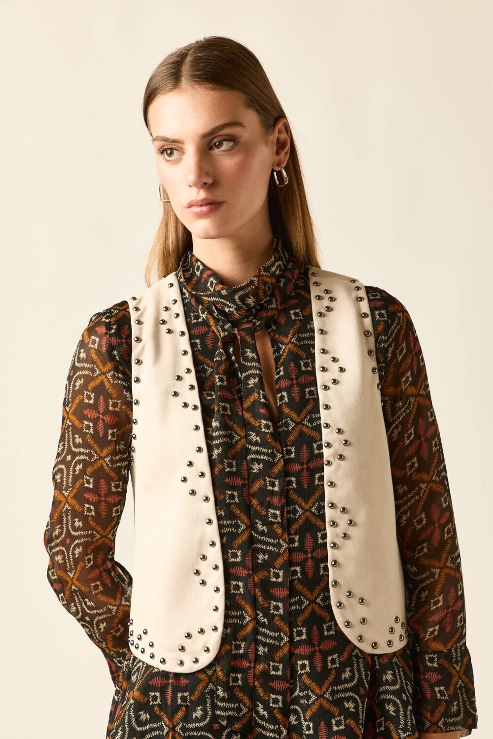 Vest efecto ante beige con tachas