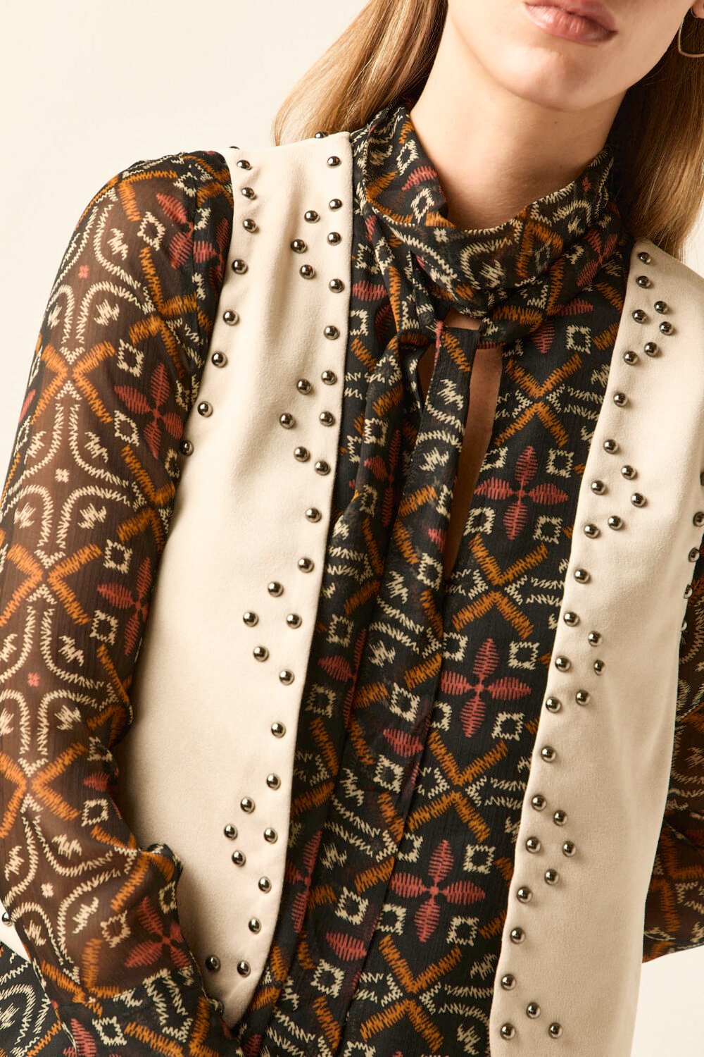 Vest efecto ante beige con tachas