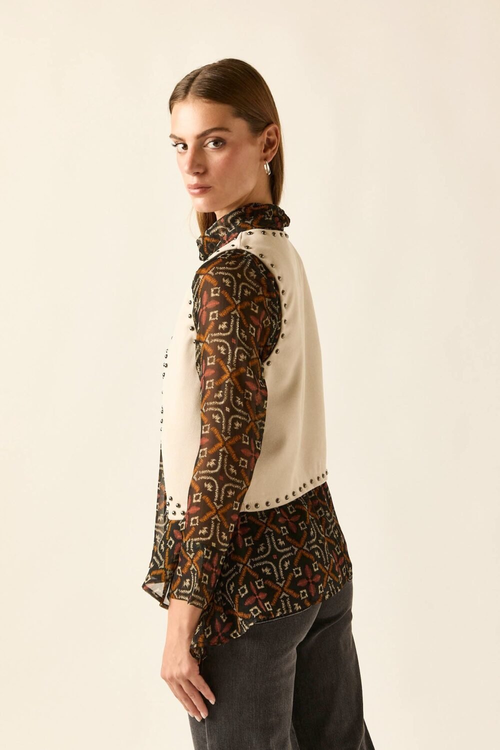 Vest efecto ante beige con tachas