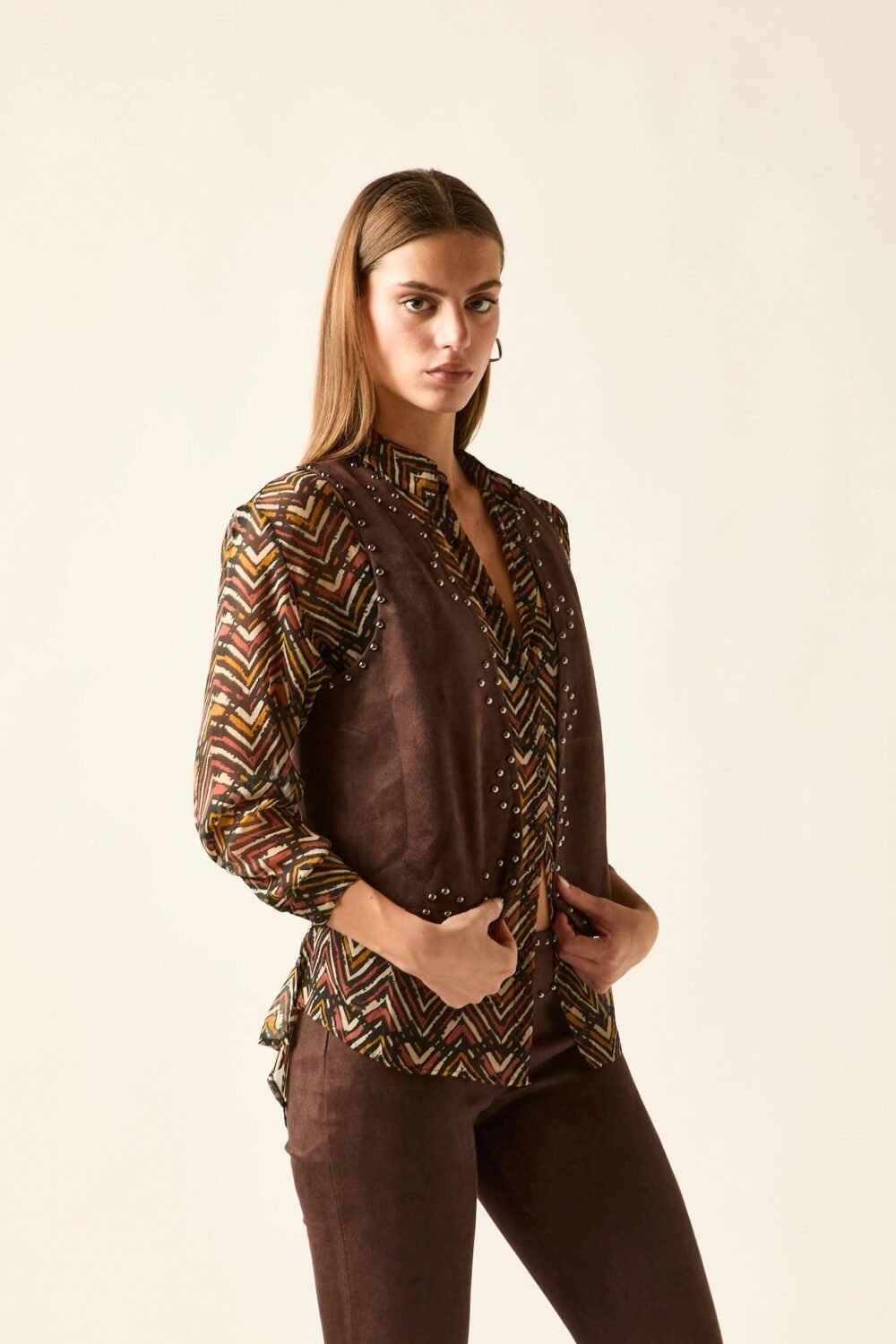 Vest efecto ante marrón con tachas