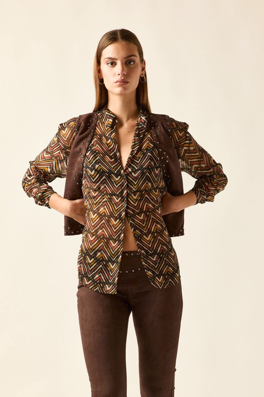 Chaleco-efecto-ante-tachas-marron-27515002-7_565dec4b-8583-49d1-9107-4a6022fb4959