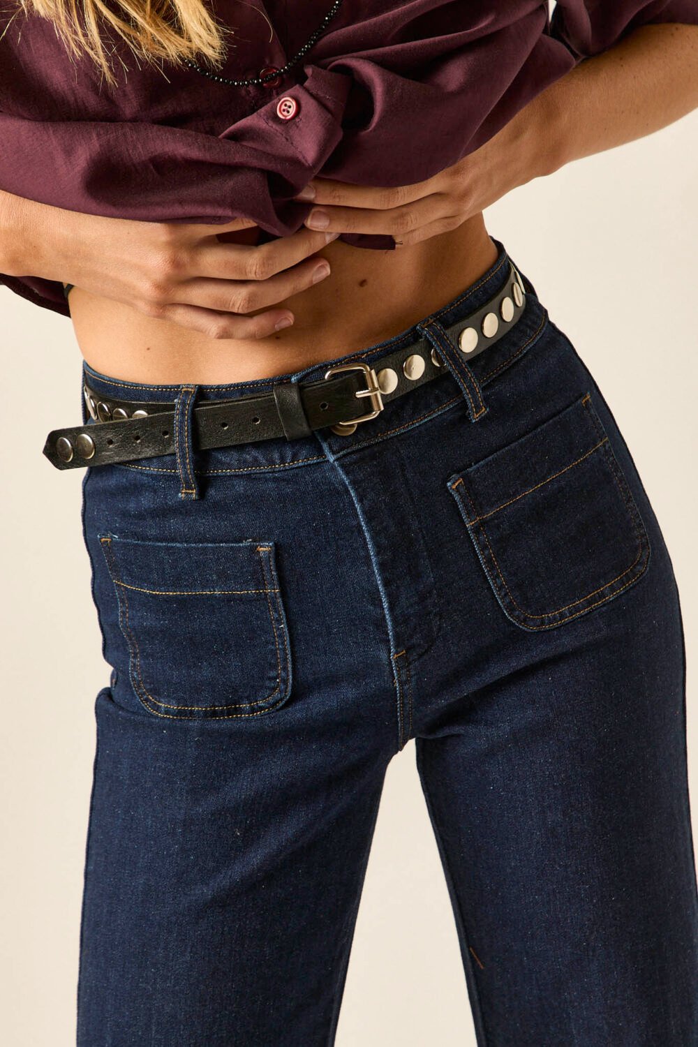 Cinturón piel con tachas negro