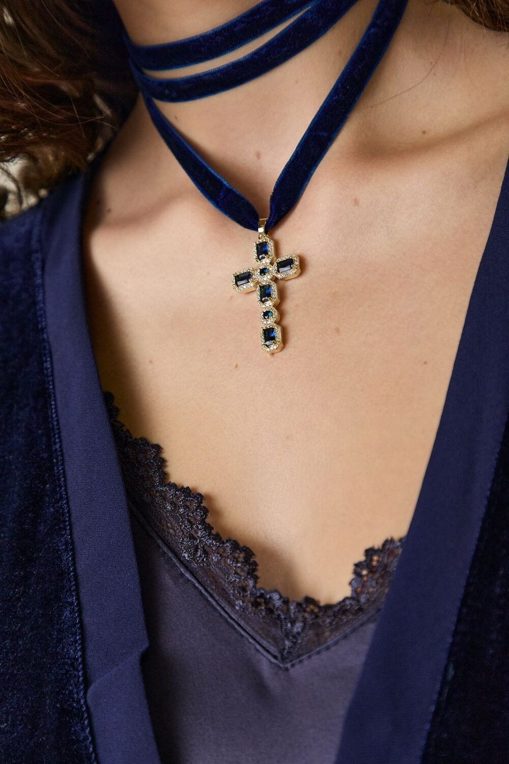 Collar-cruz-terciopelo-azul-934471-1