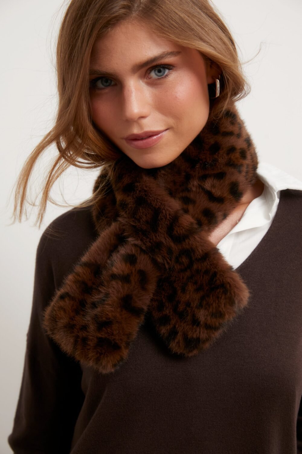 Cuello pelo animal print marrón