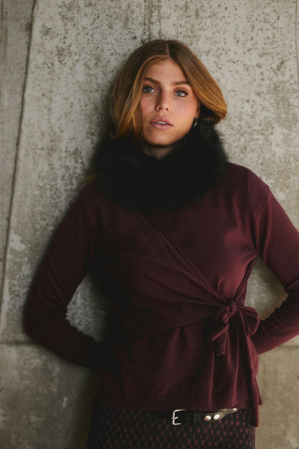 Cuello-pelo-negro-Cardiganpuntocremalleragris_AlgoBonito-1_30c9bb91-a8a4-46a7-99fe-dfd48f7f401f