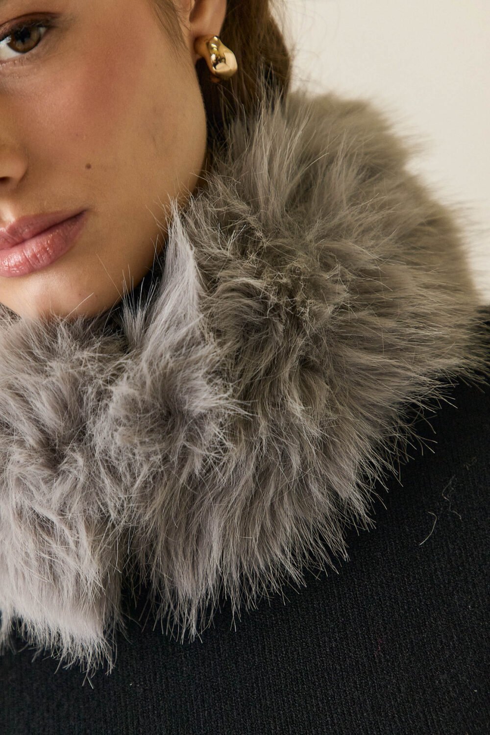 Cuello pelo redondo gris