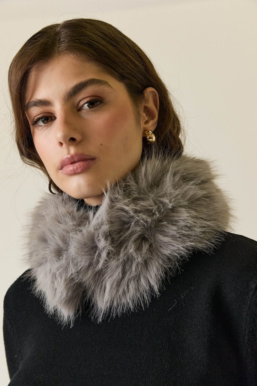 Cuello pelo redondo gris