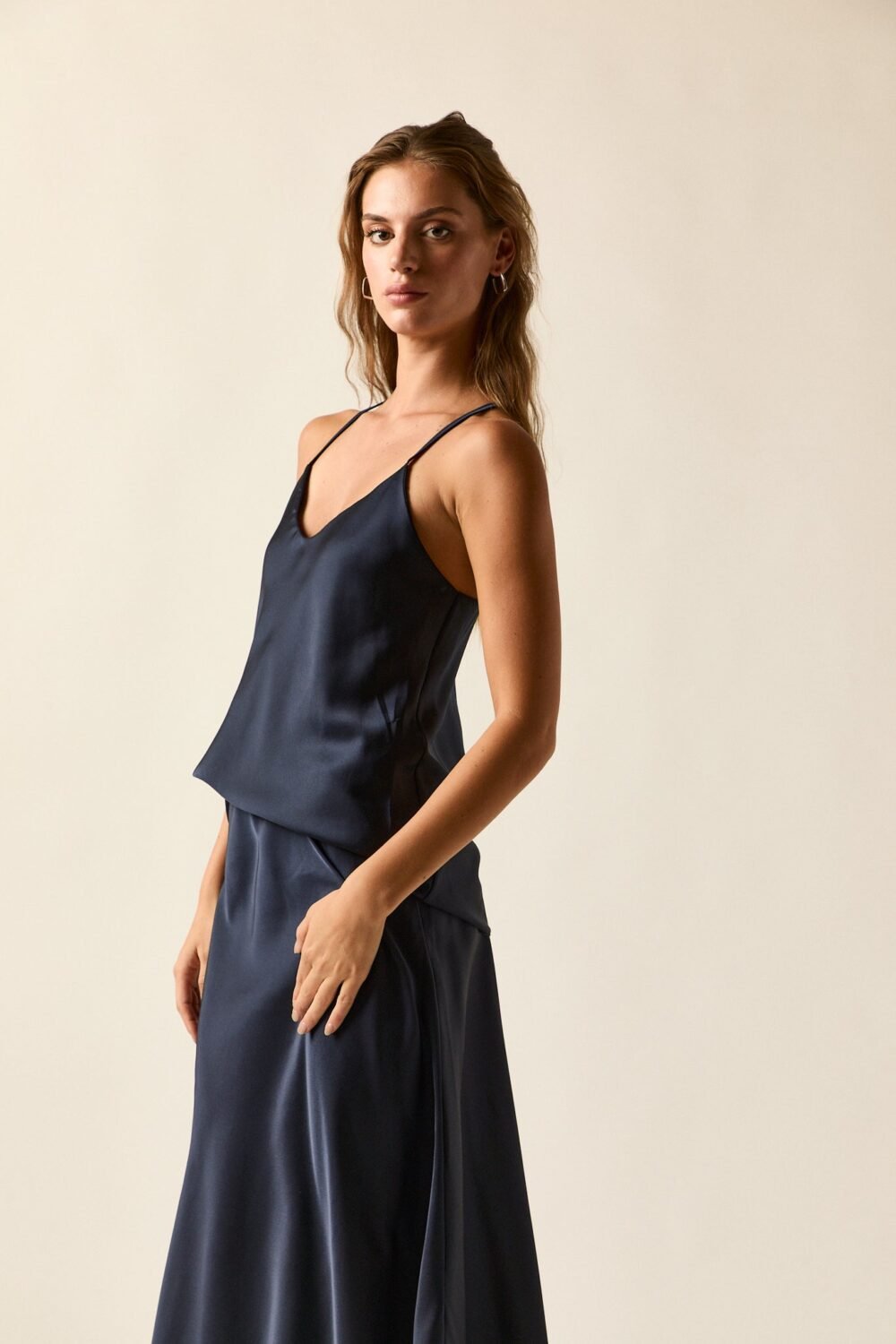 Falda satén azul marino