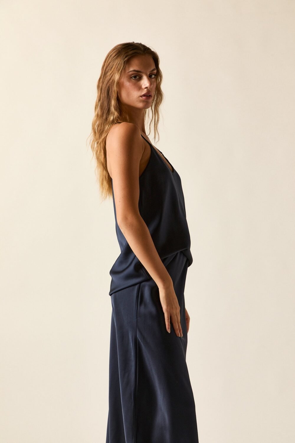 Falda satén azul marino