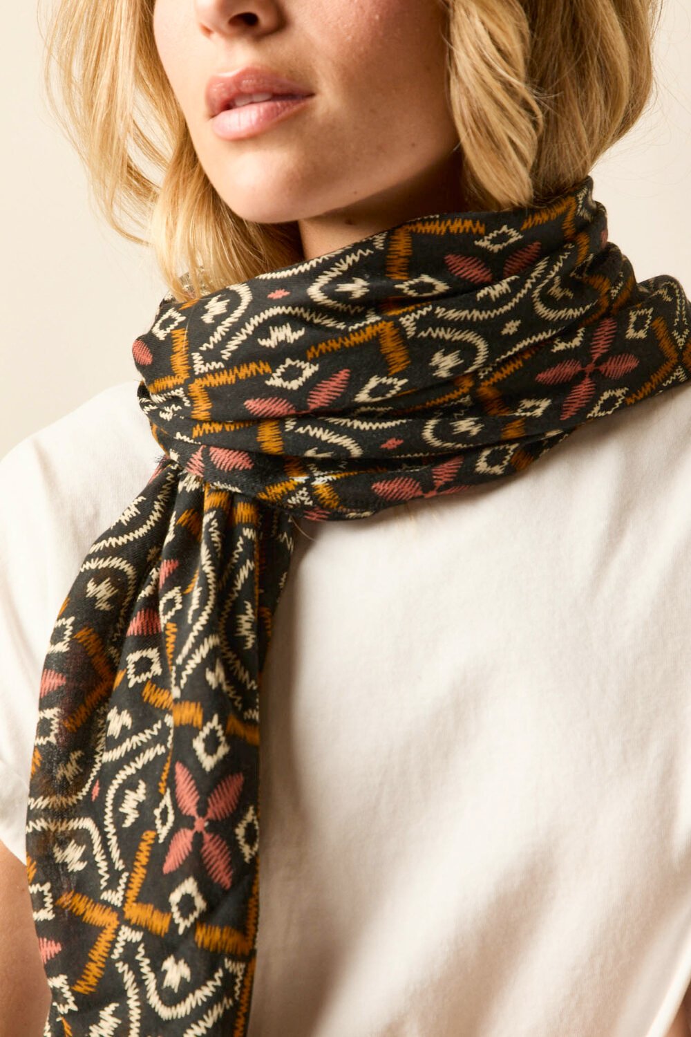 Foulard print étnico negro