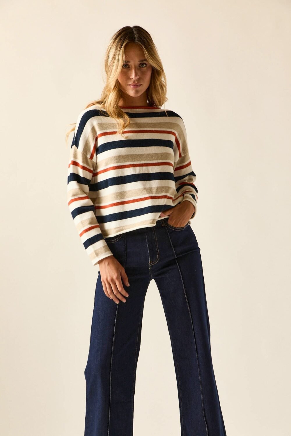 Jeans tiro medio costuras azul