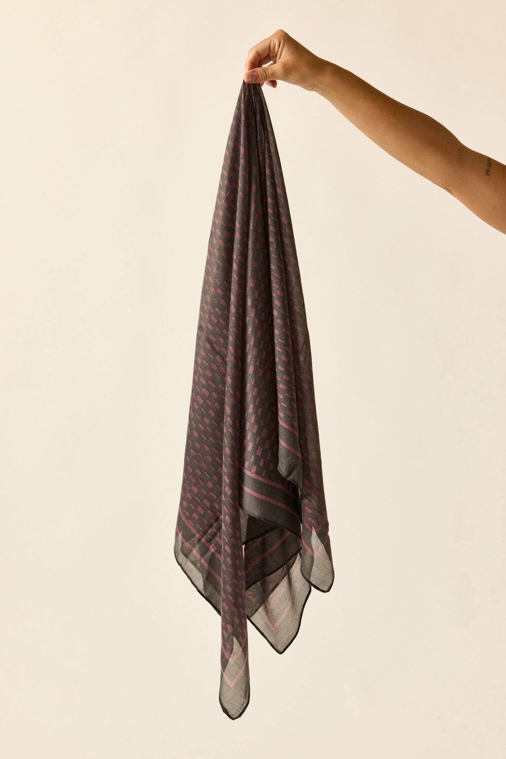 Pañuelo cuadrado print cuadros berenjena