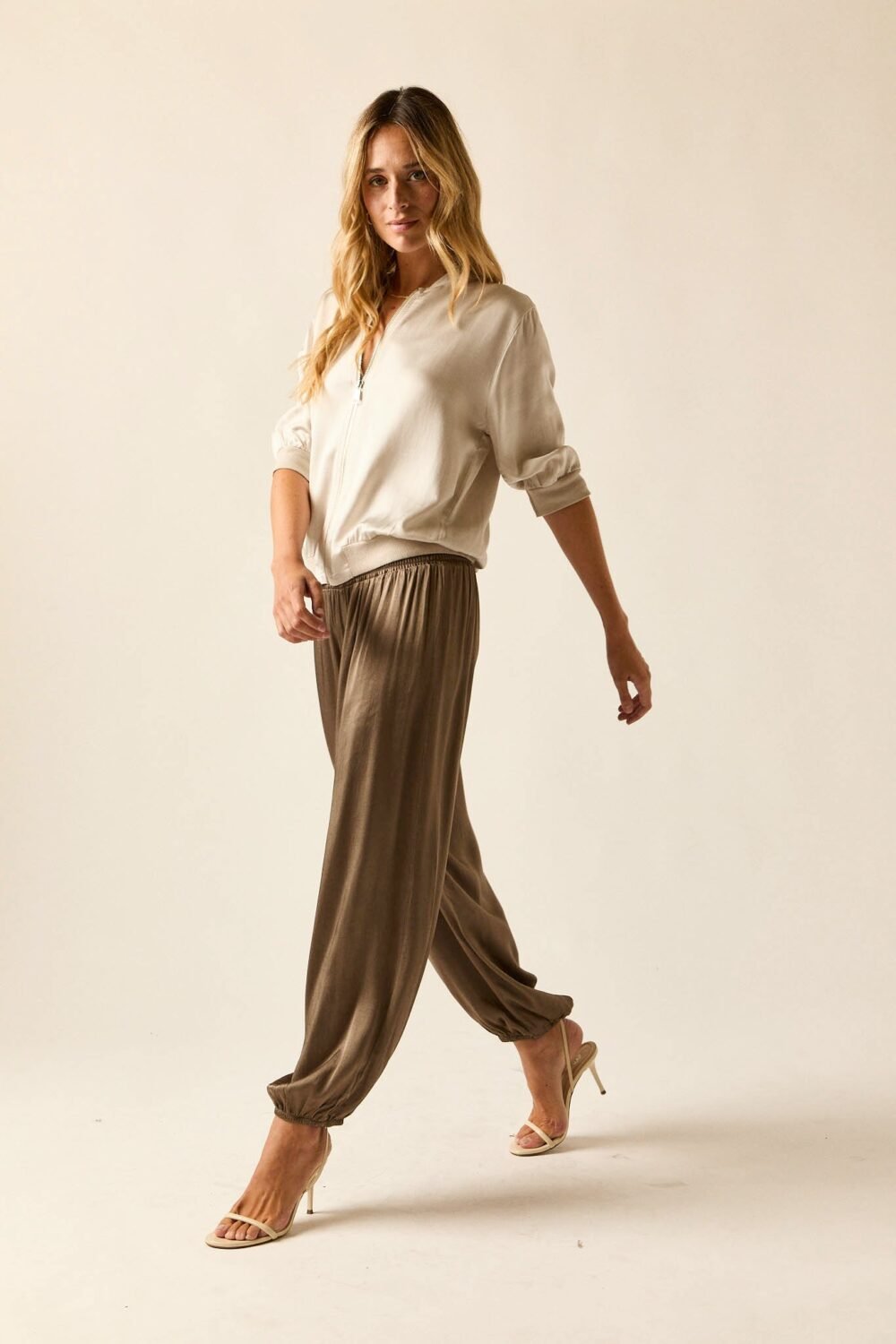 Pantalón bombacho raso topo