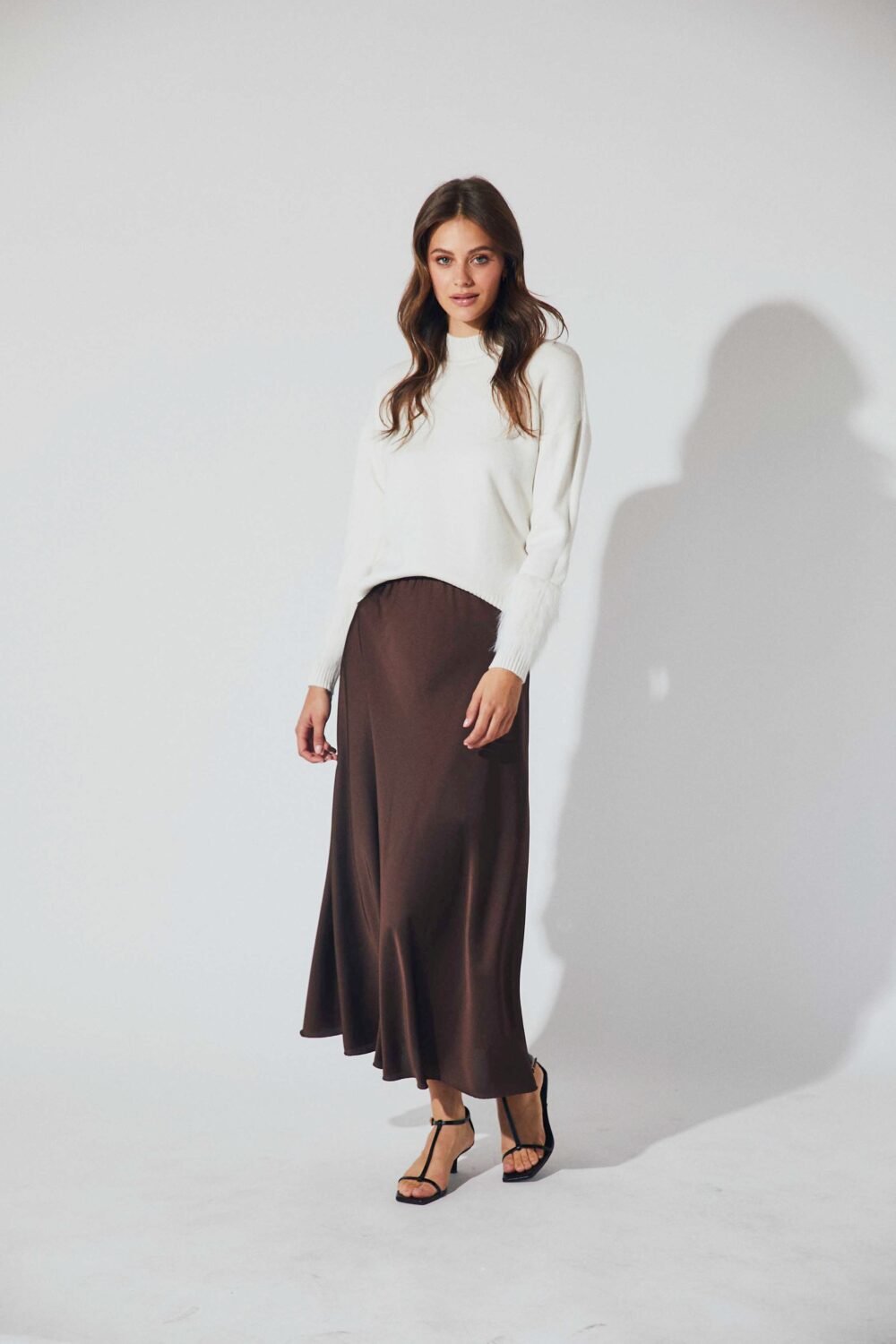 Falda-satinada-marron-016606108-1