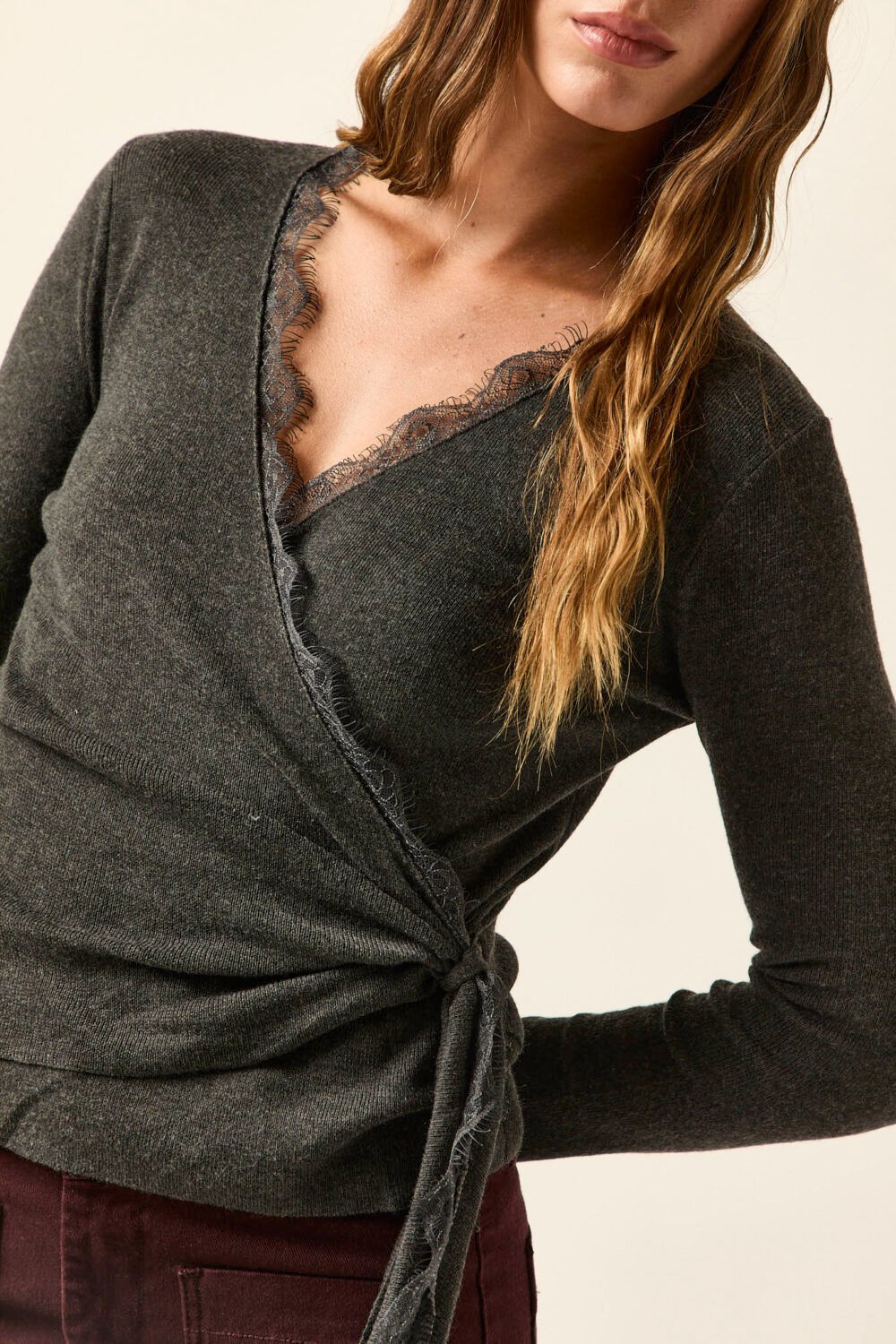 Jersey cruzado encaje gris antracita