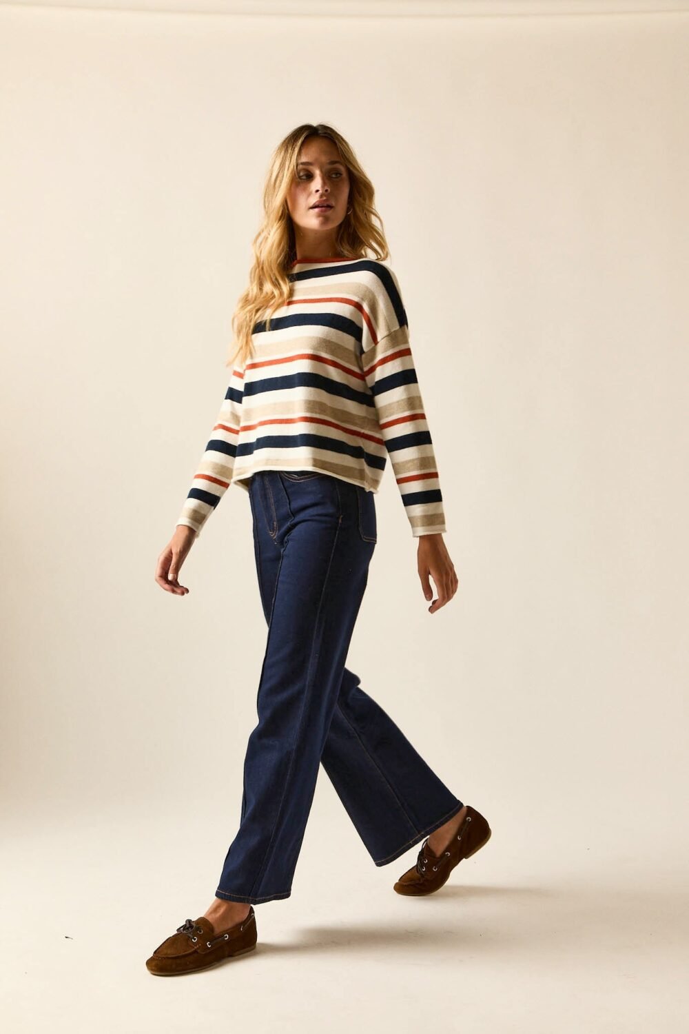 Jeans tiro medio costuras azul