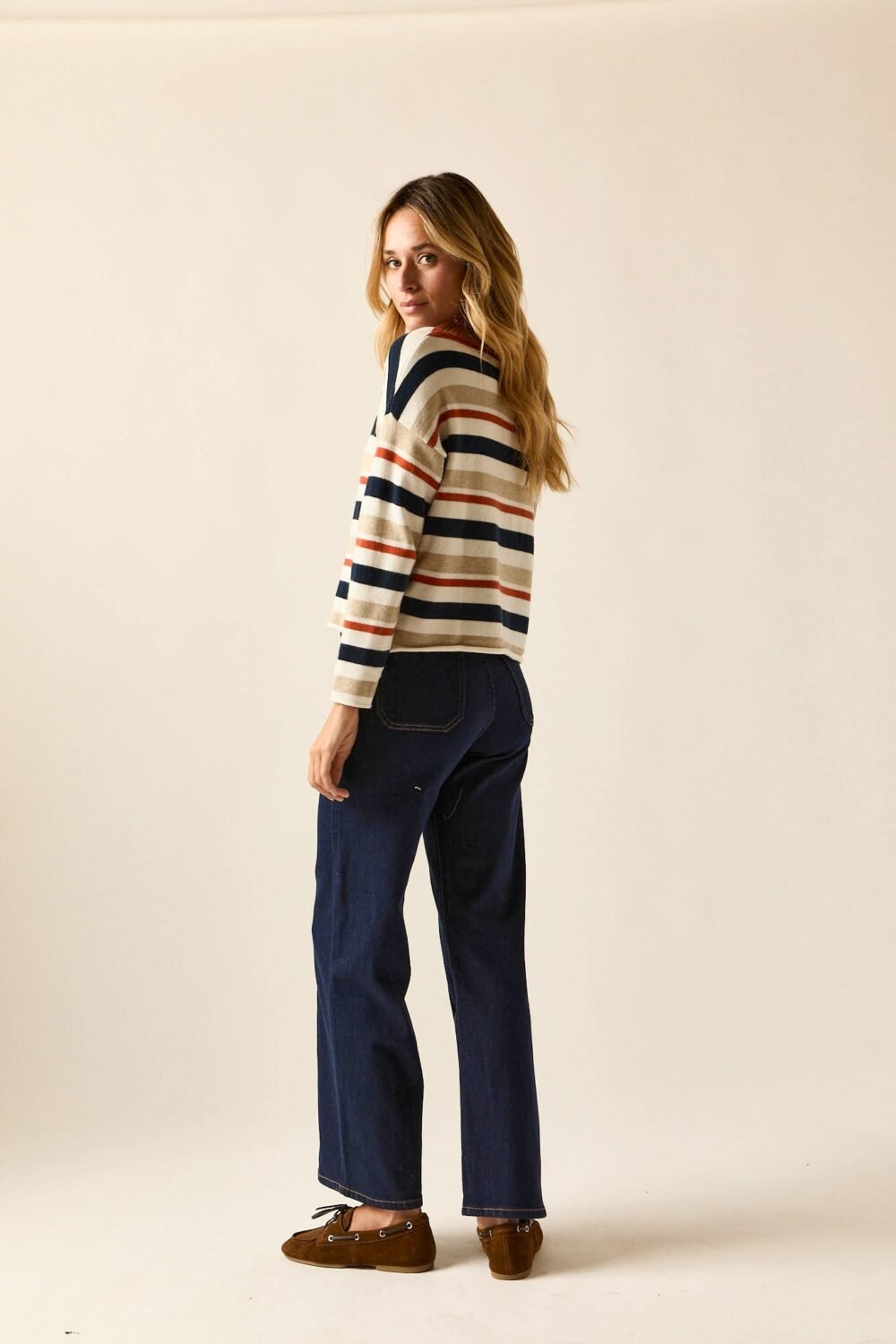 Jeans tiro medio costuras azul