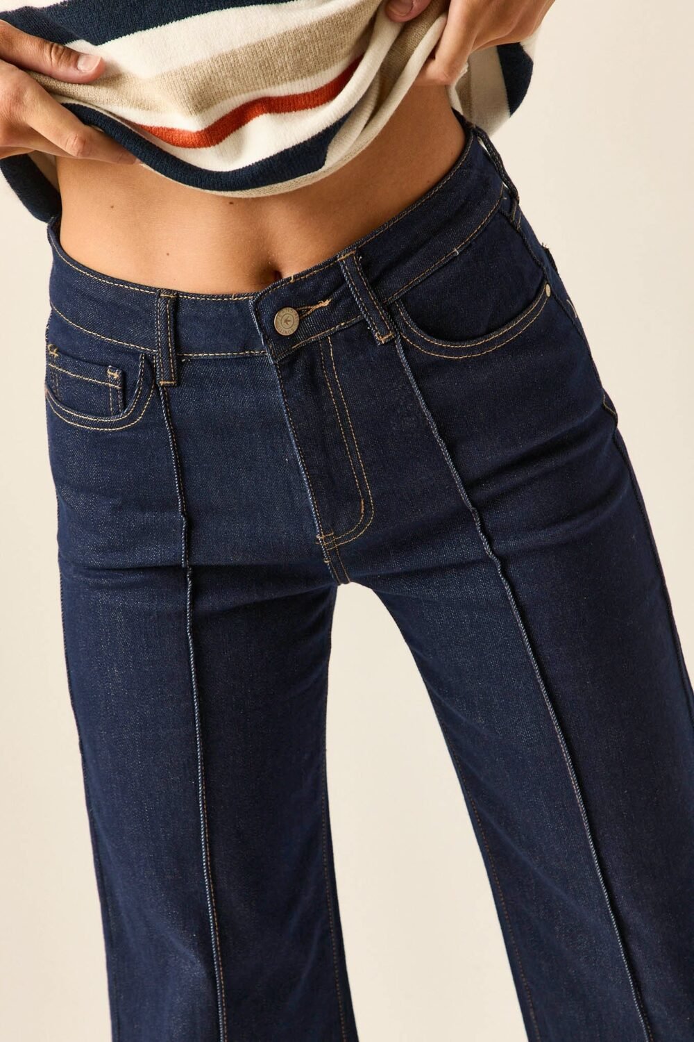 Jeans tiro medio costuras azul