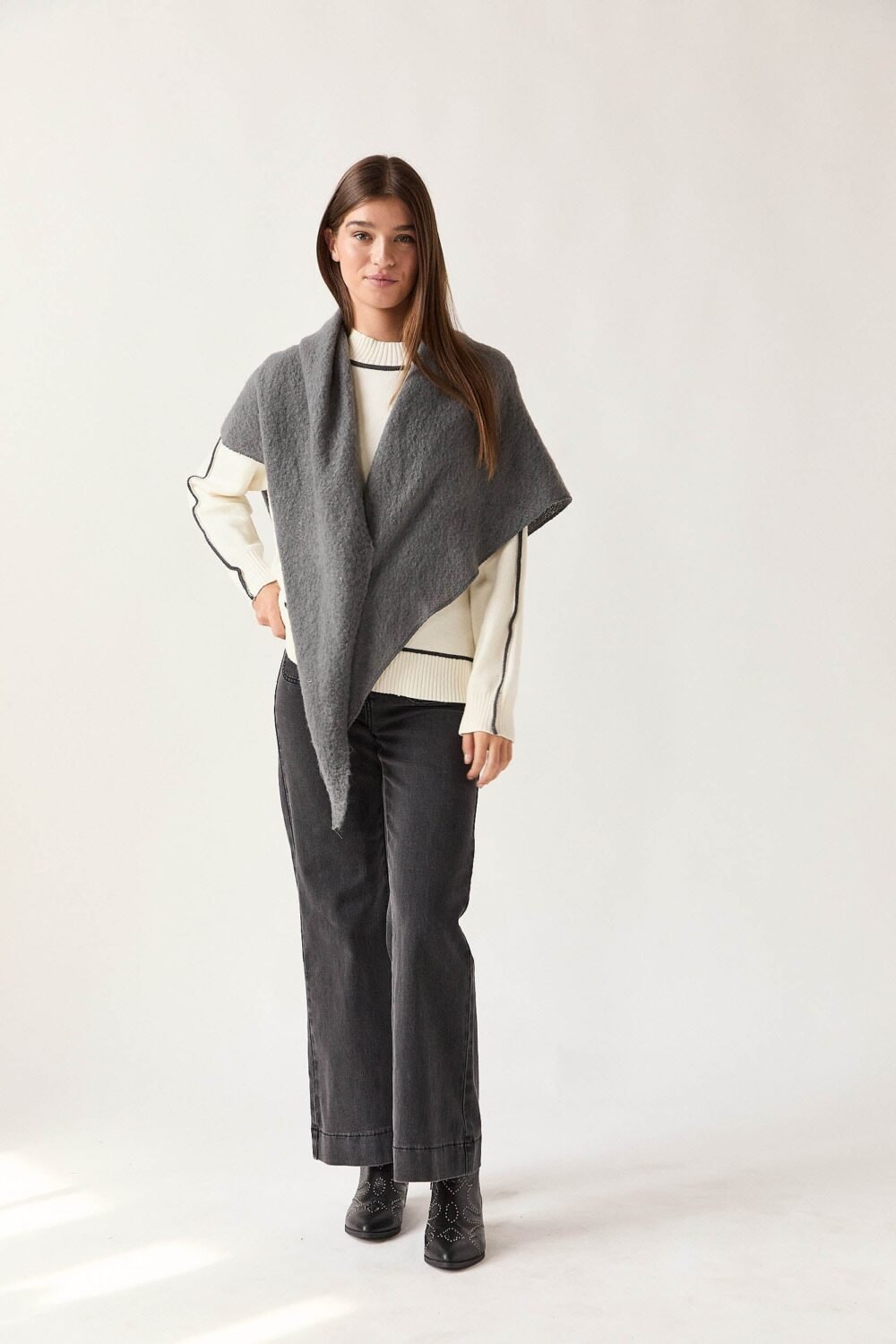 Jerseu-beige-contraste-gris-626SILVE604-3