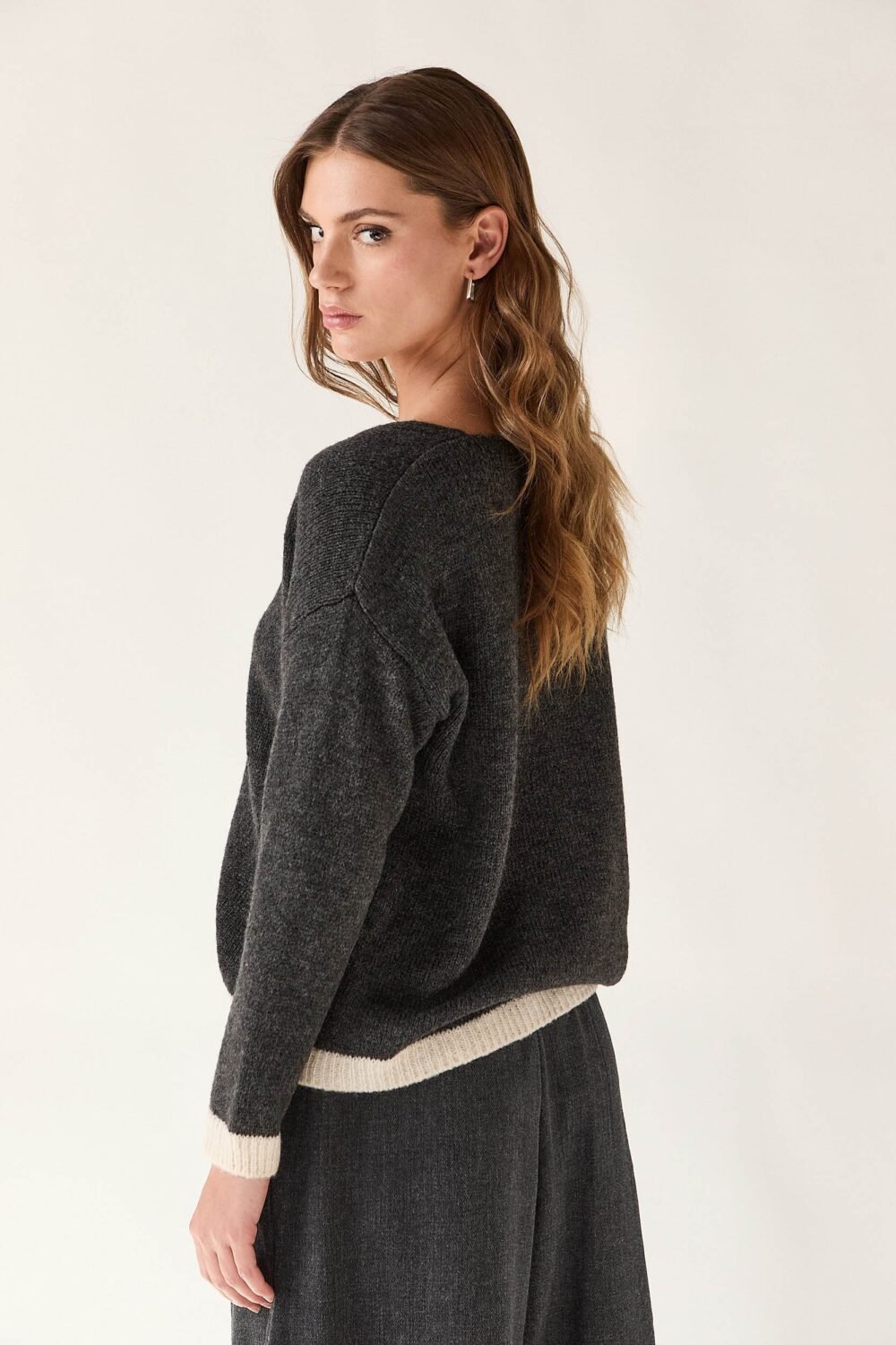 Jersey cuello pico contraste gris