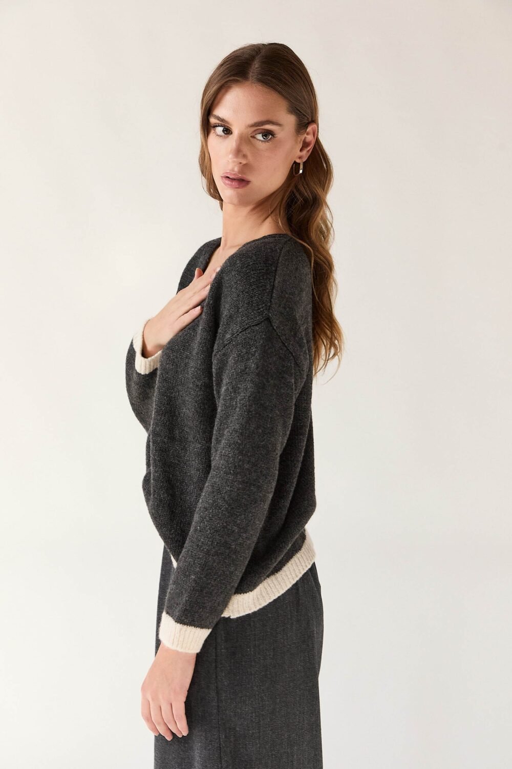 Jersey cuello pico contraste gris