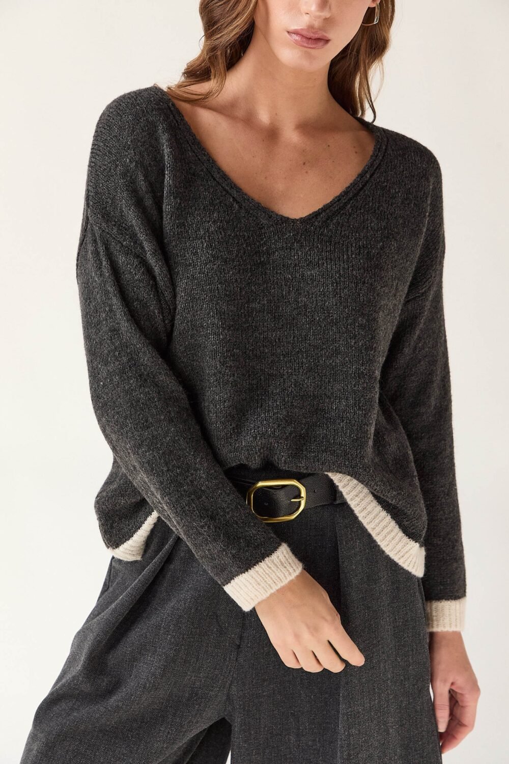 Jersey cuello pico contraste gris