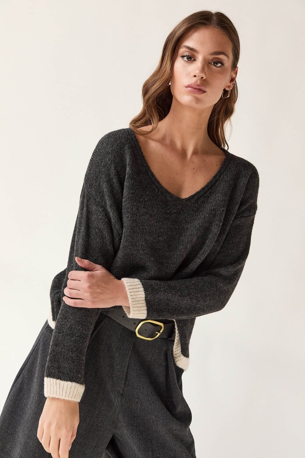 Jersey cuello pico contraste gris