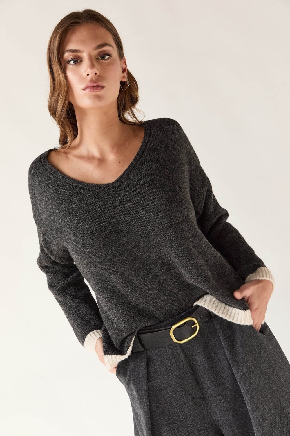 Jersey-cuello-pico-contraste-beige-934411-5