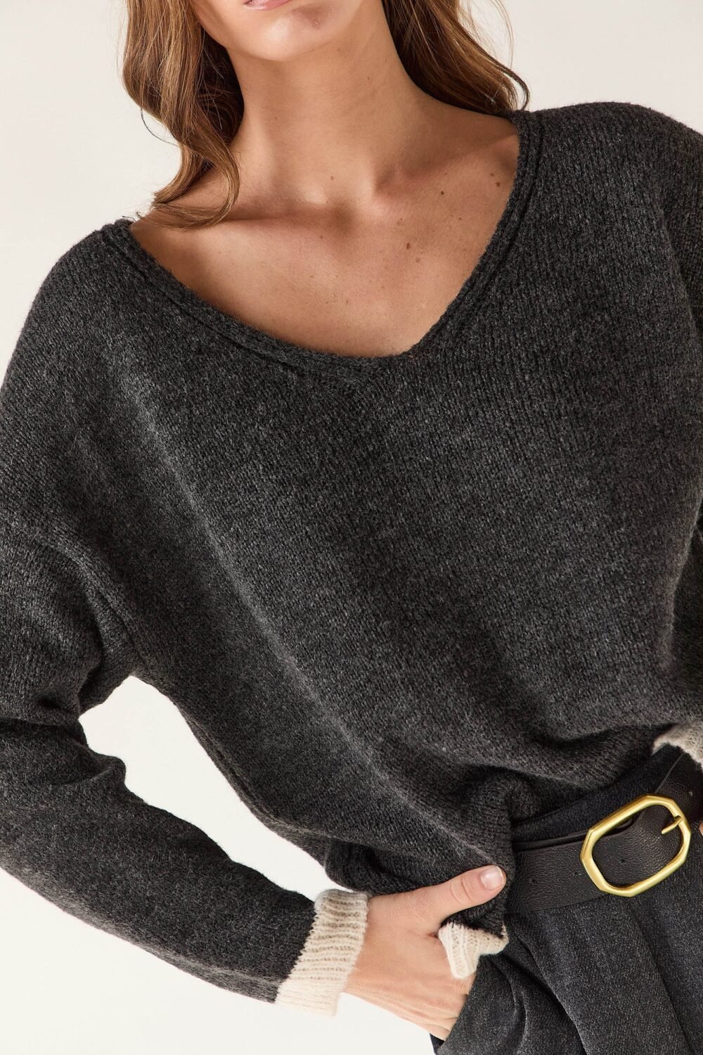 Jersey cuello pico contraste gris