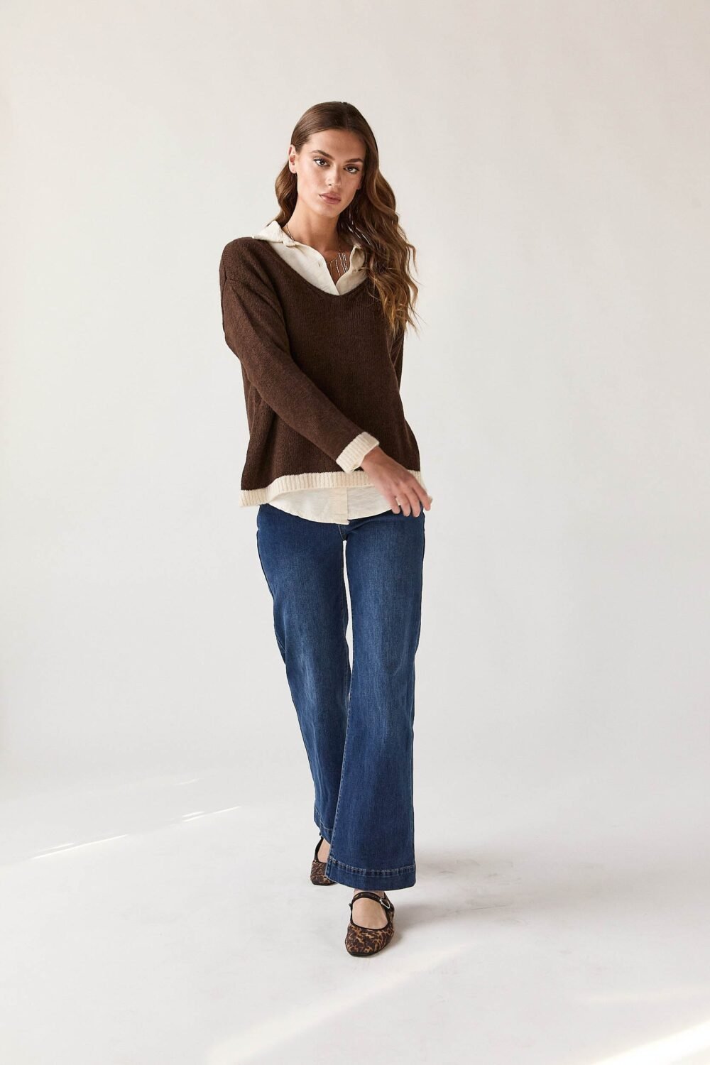Jersey cuello pico contraste marrón