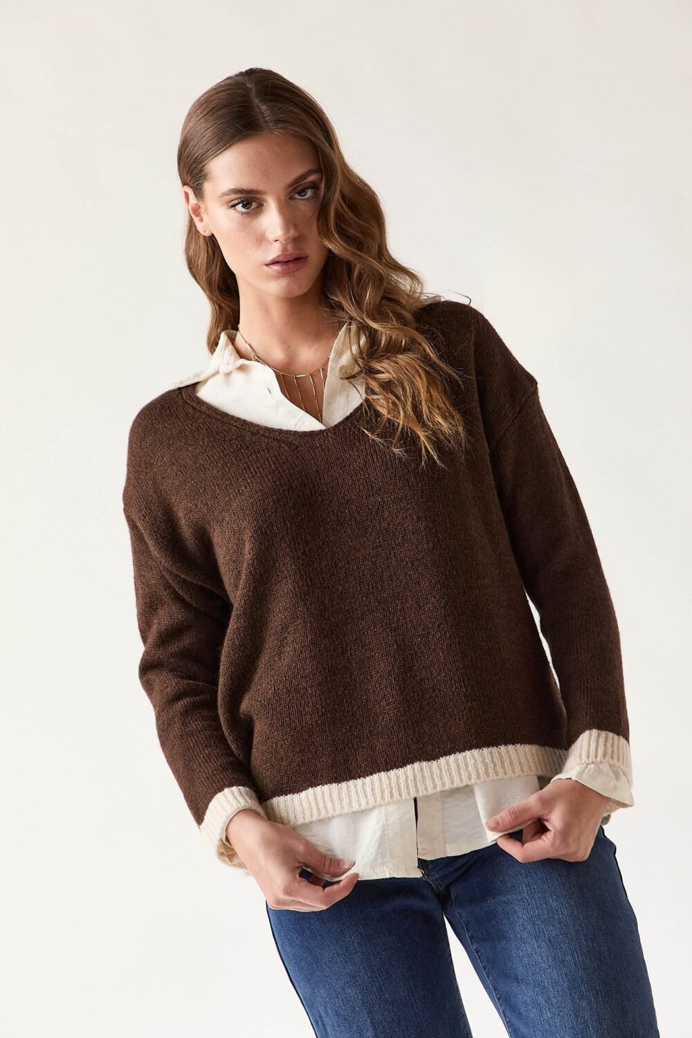 Jersey cuello pico contraste marrón