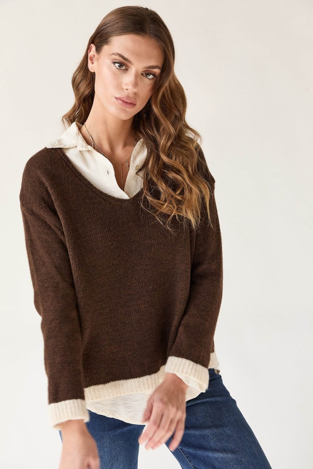 Jersey-cuello-pico-contraste-marron-934412-3