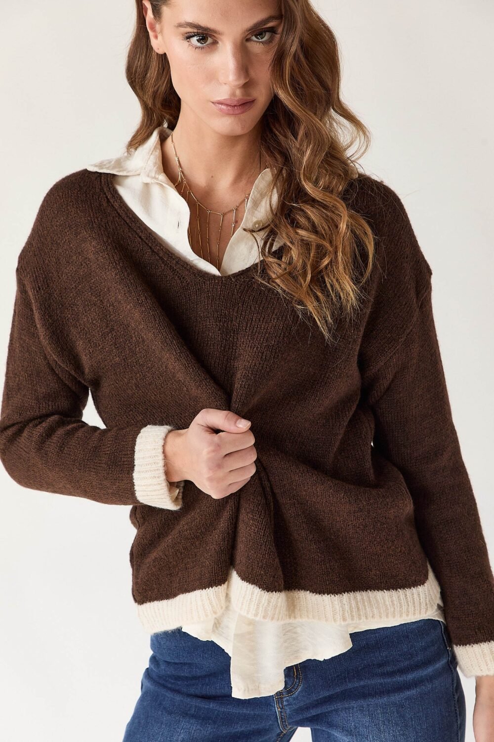 Jersey cuello pico contraste marrón