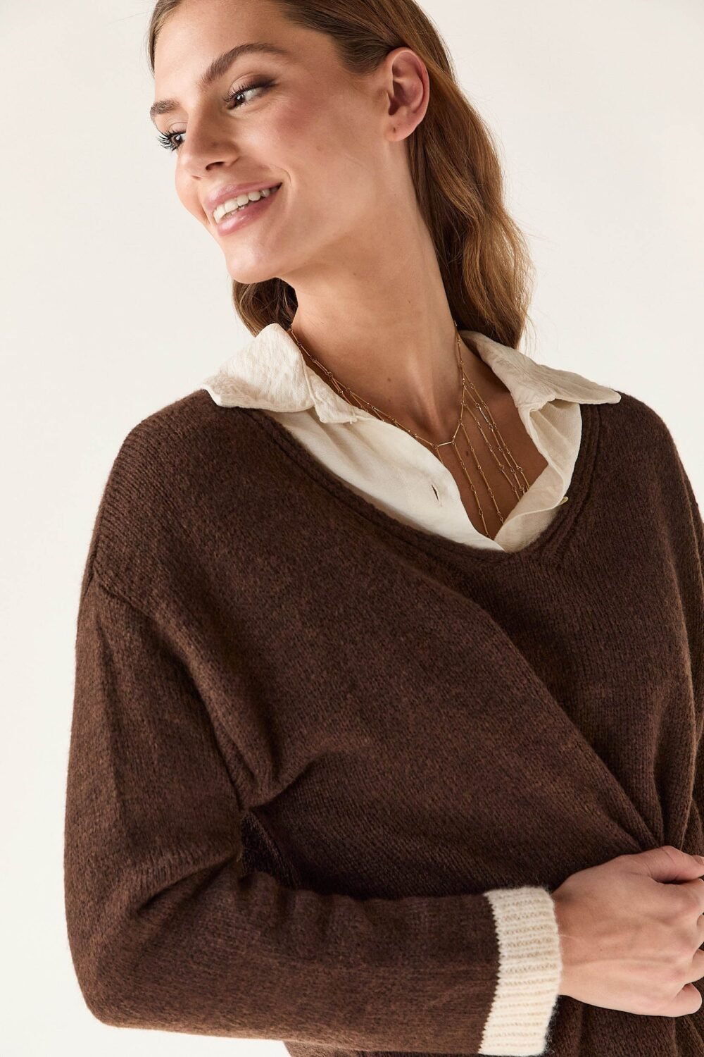 Jersey cuello pico contraste marrón