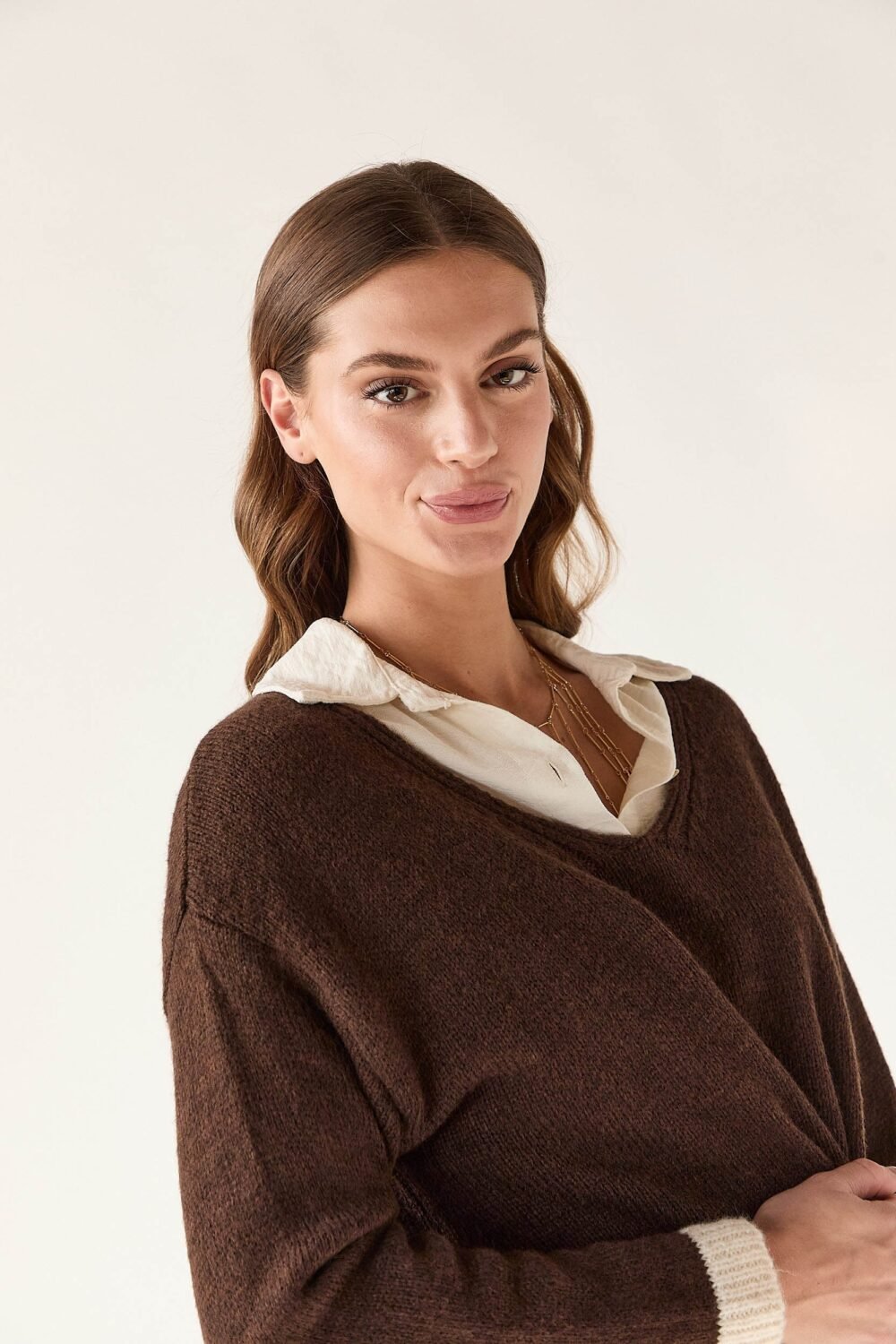 Jersey cuello pico contraste marrón