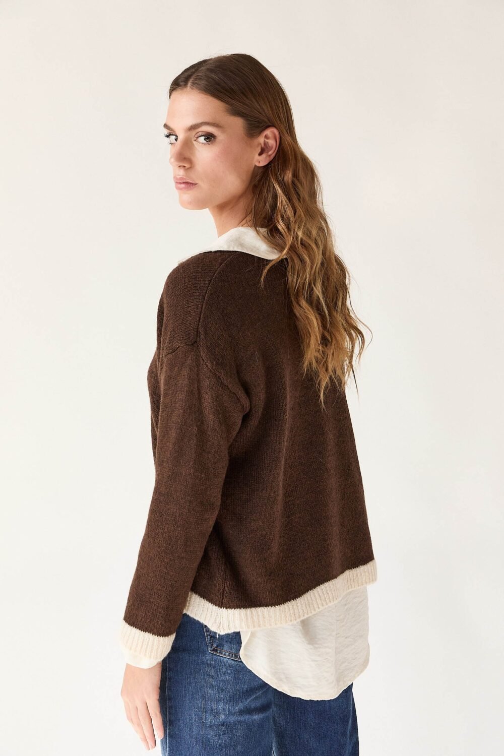 Jersey cuello pico contraste marrón