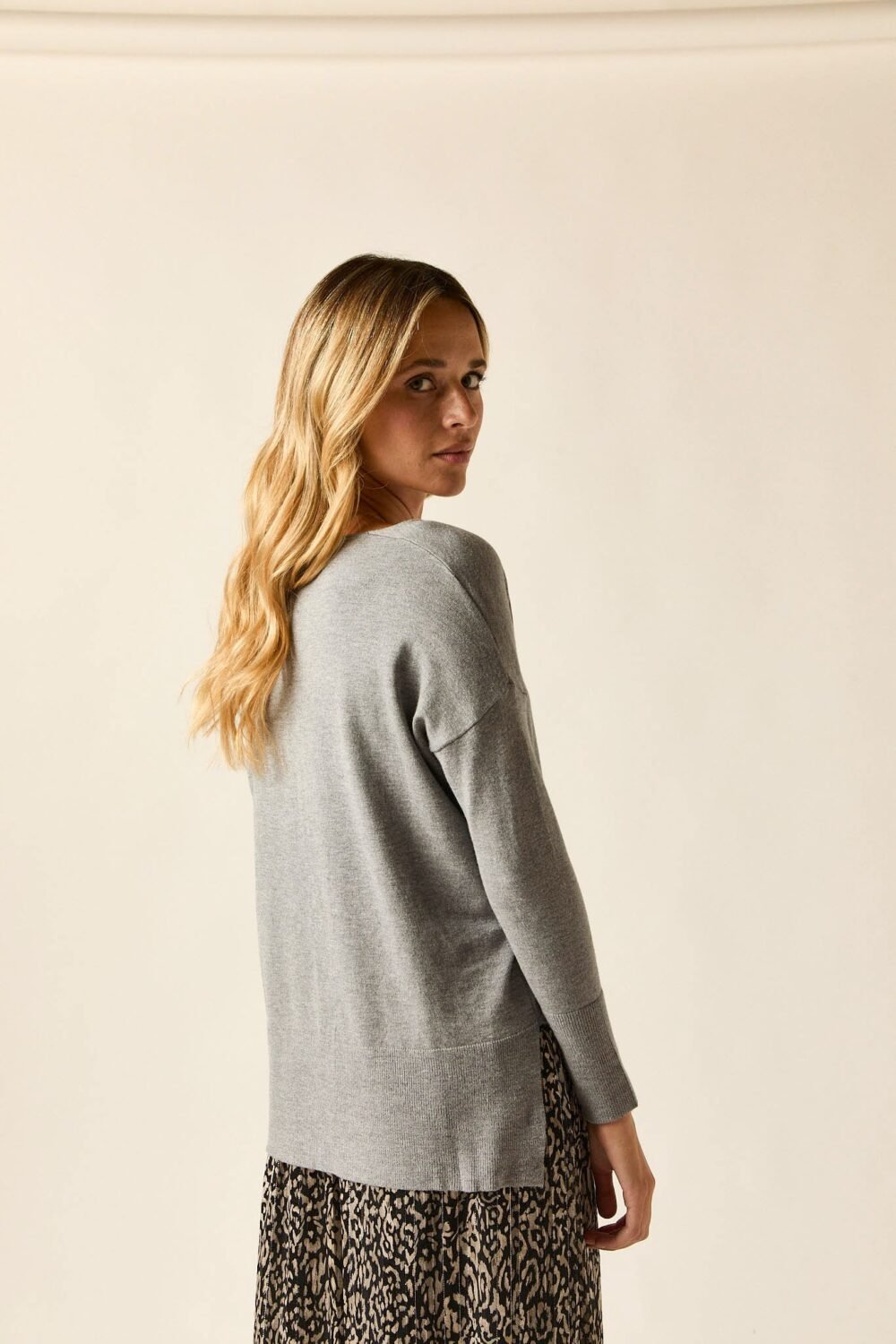 Jersey cuello pico nervio gris