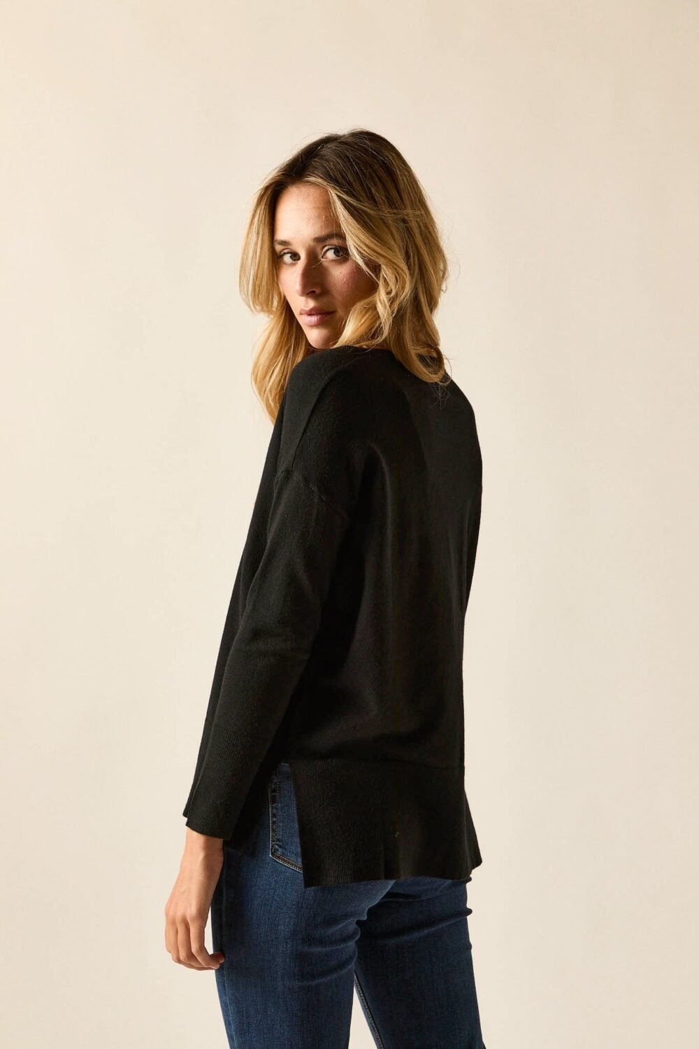 Jersey cuello pico nervio negro