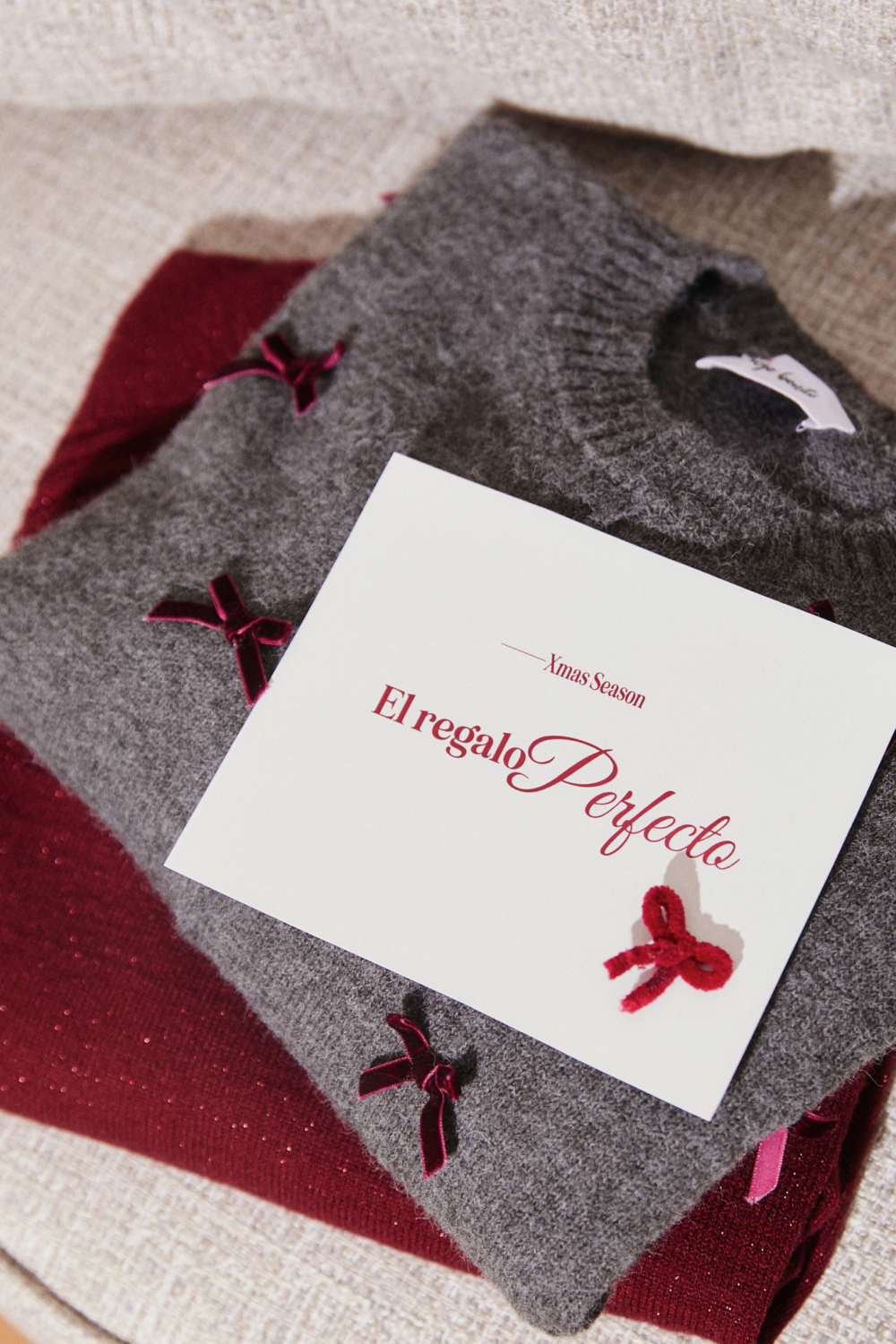 Jersey gris lacitos burdeos