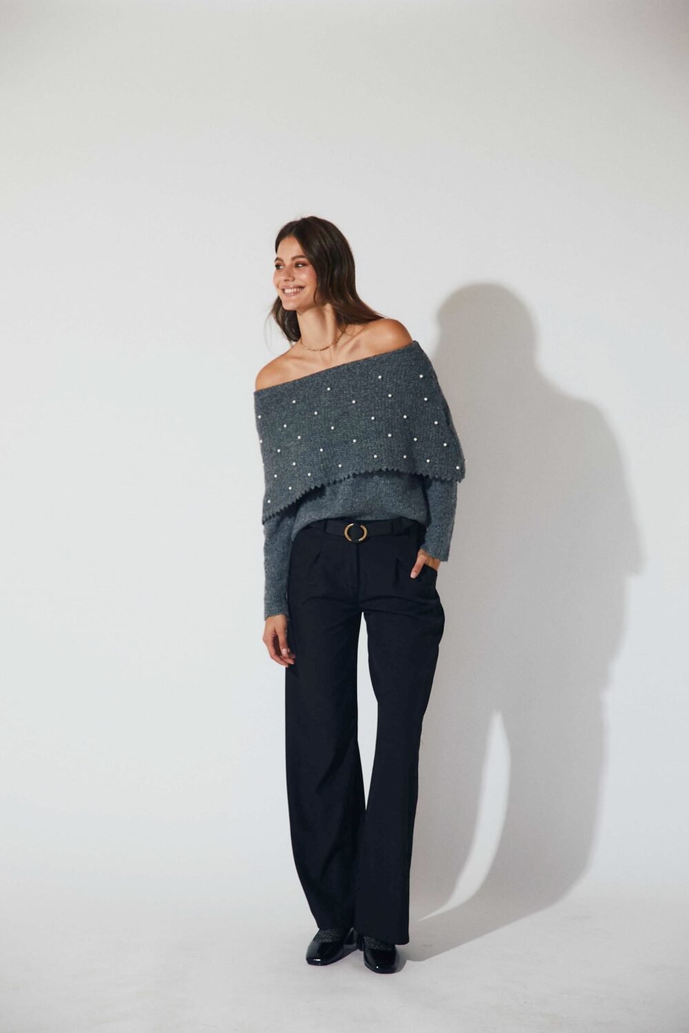 Pantalón pinzas cinturón negro