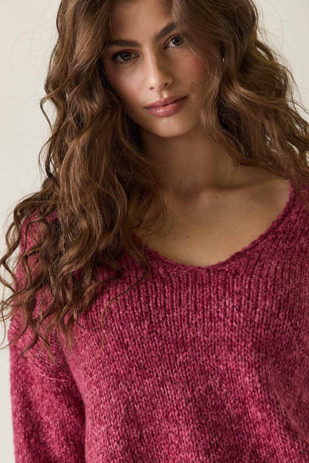 Jersey rústico cuello pico rosa