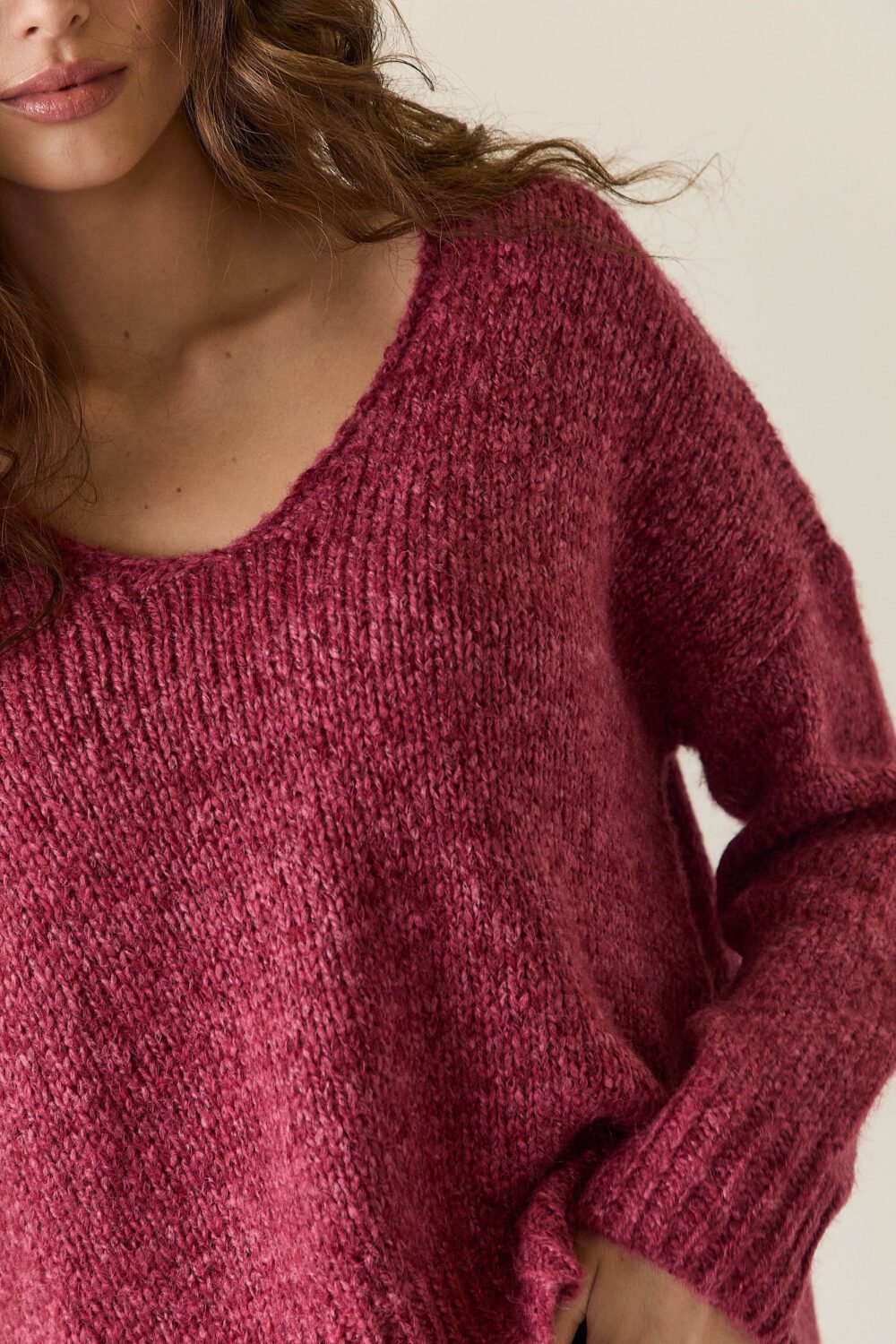 Jersey rústico cuello pico rosa