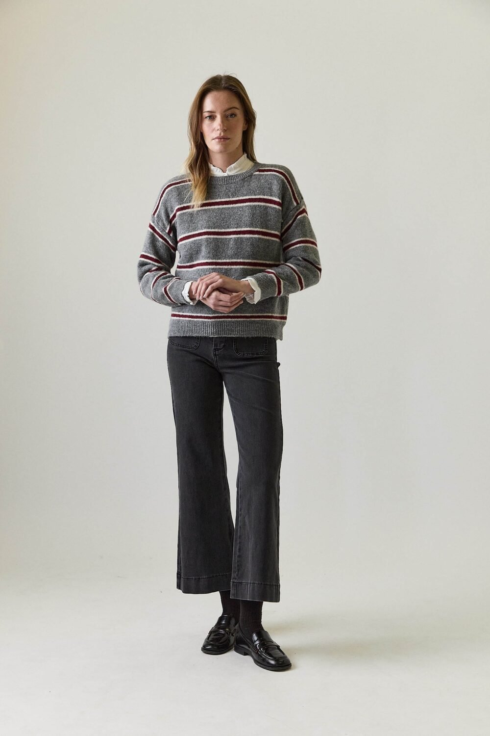 Jersey gris rayas contraste vino