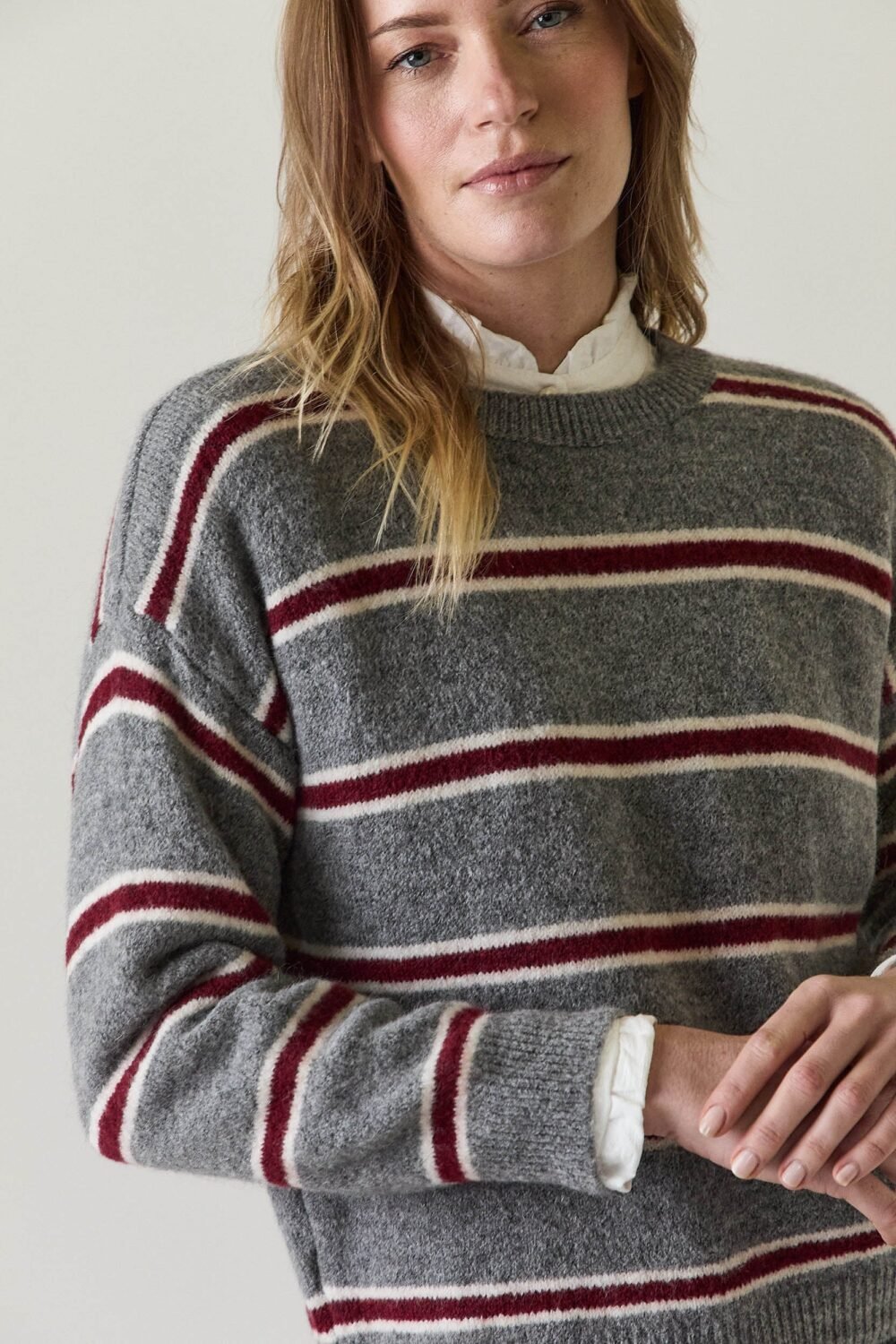 Jersey gris rayas contraste vino