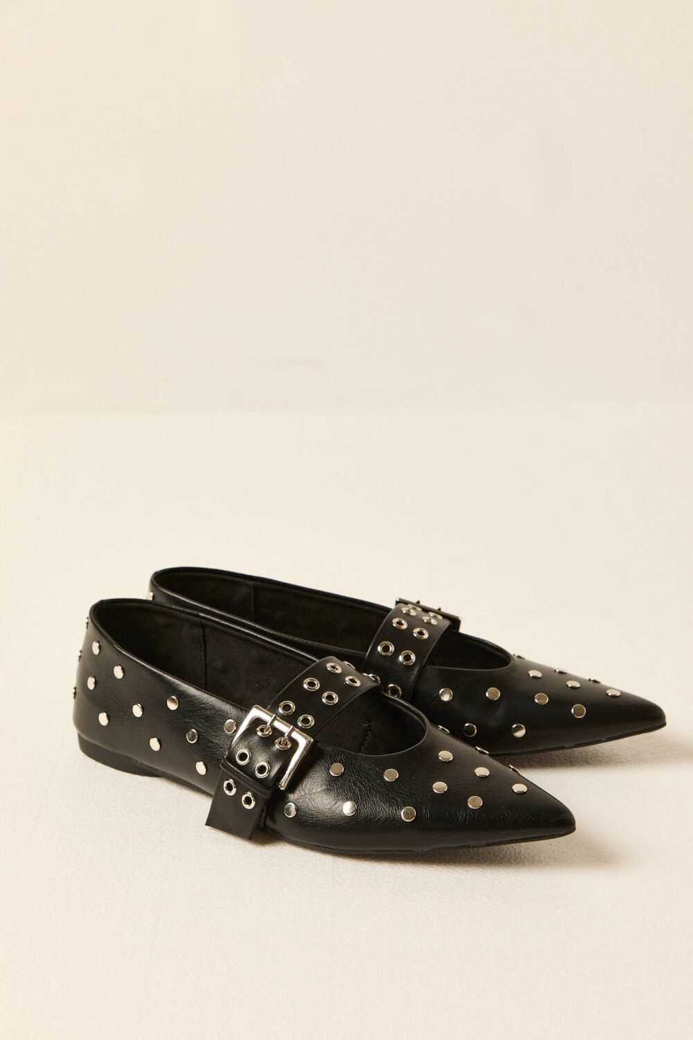 Manoletina negra tachas metálicas