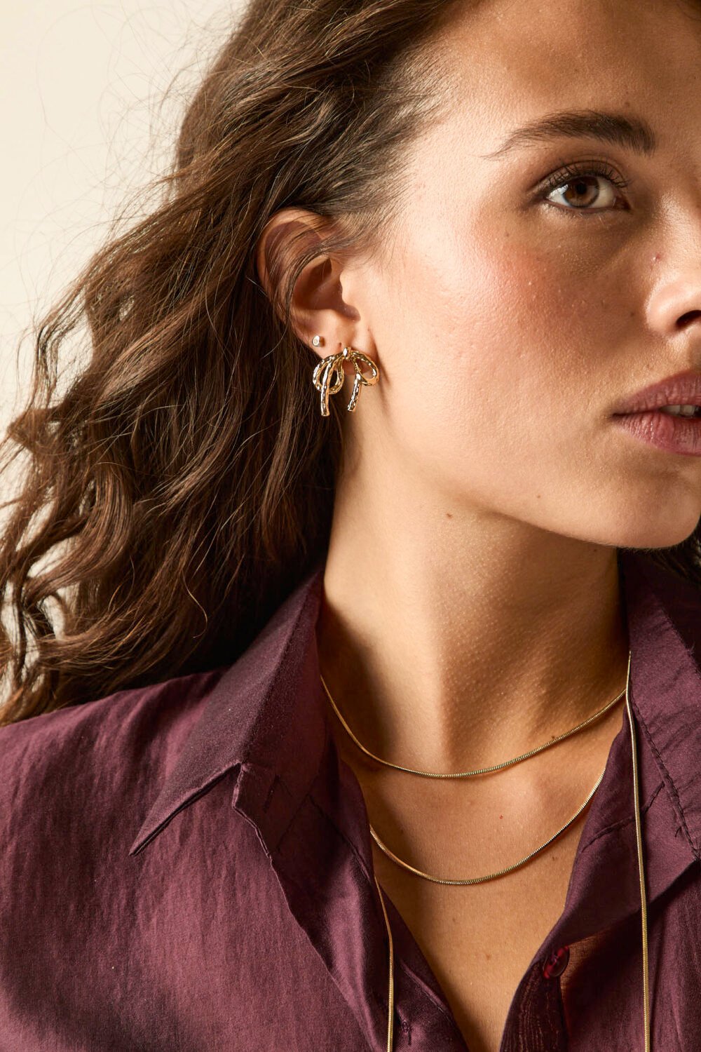 Pendientes dorados lazo