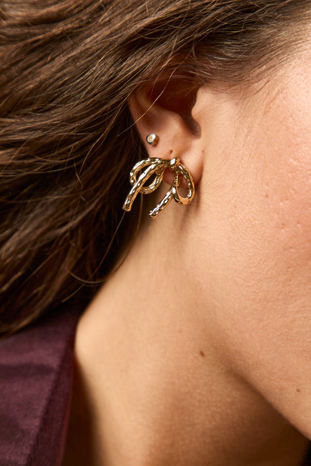 Pendientes dorados lazo