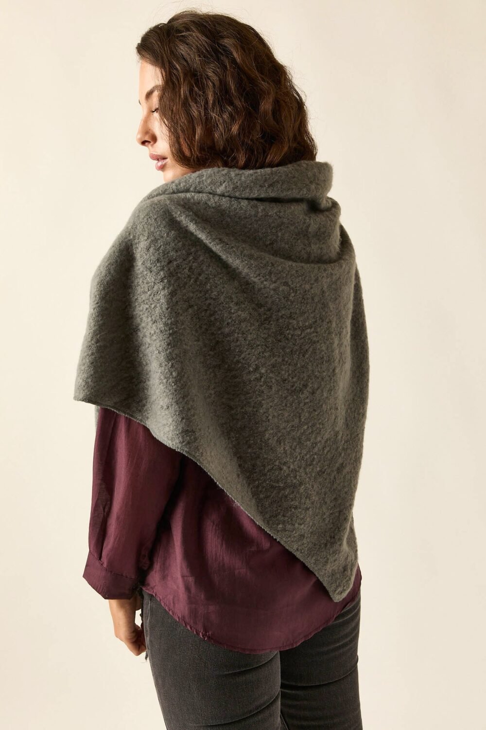 Bufanda pico grande lisa gris