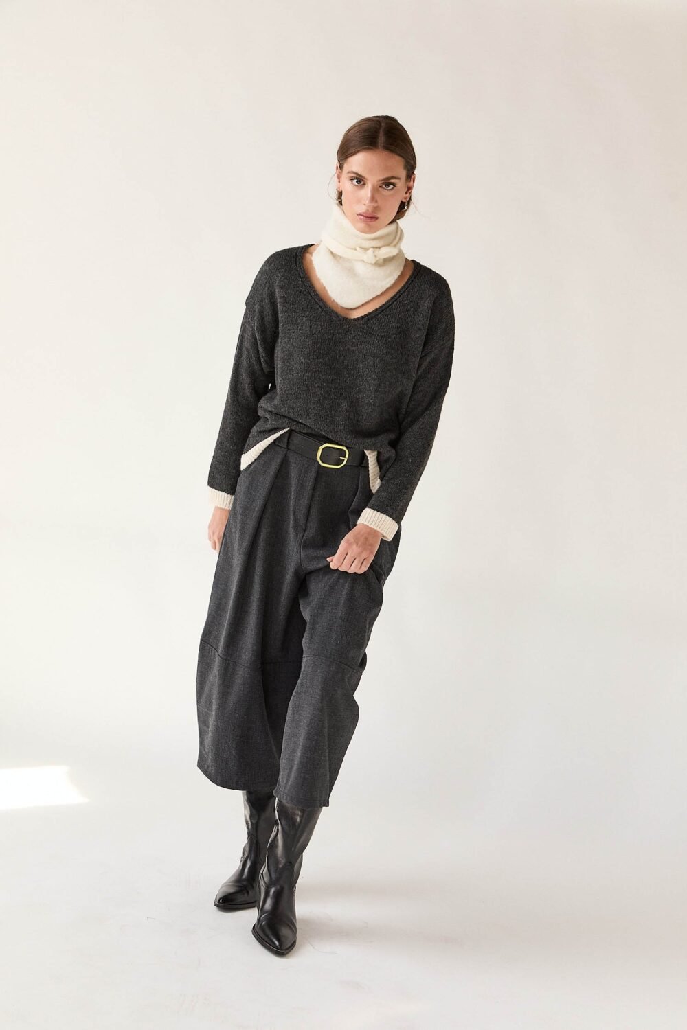 Pantalon-ancho-cropped-gris-934413-2