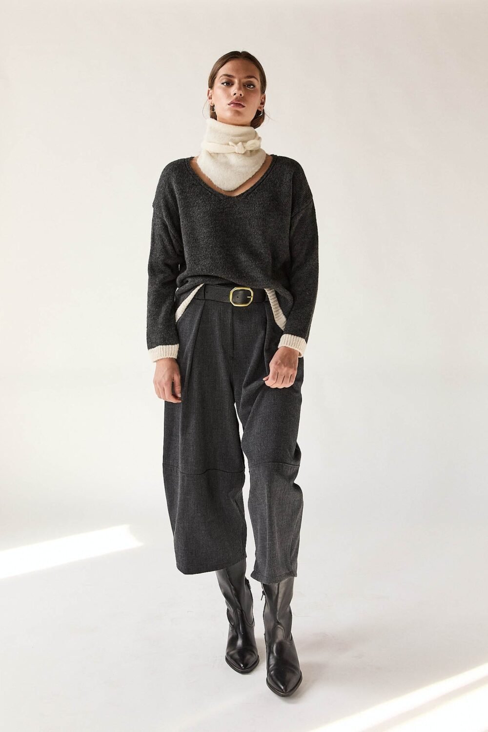 Pantalón ancho cropped gris